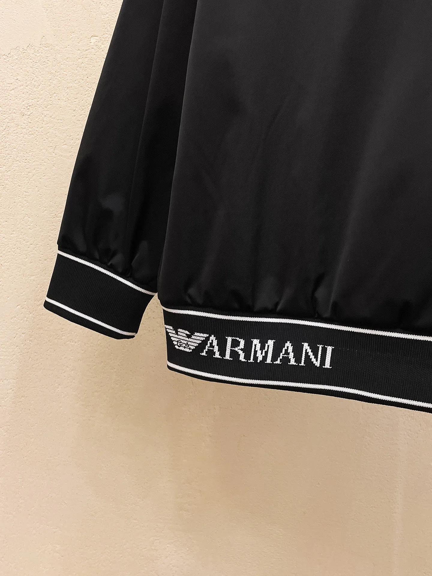 Armani official website Same Style, complete with three labels, on sale in advance. 2026 Autumn and Winter New Arrival men's jacket, Original with complete three labels, Premium version. Custom-made fabrics at the counter. Breathable, high comfort, impeccable details, brand element design concept, reflecting high quality. It feels delicate and soft, presents a casual cut, and has a great upper body shape. Sizes: M～3XL,